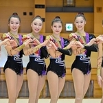 　写真に納まる新体操団体代表の田口久乃（左から３人目）ら＝東京都内