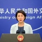 　記者会見する中国外務省の毛寧報道局長＝３０日、北京（共同）