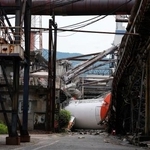 　地震で煙突が折れる被害を受けた日本製紙八代工場＝３０日午前１１時３７分、熊本県八代市