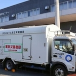 　熊本県宇城市小川町の避難所に配置された電源車＝３０日午後