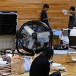 　熊本県宇城市の避難所に設置された簡易型クーラーや送風機＝３０日午後６時５６分