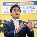 　記者団の取材に応じる国民民主党の玉木代表＝３０日午後、国会