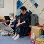 　避難所となっている熊本県八代市の体育館で過ごす人たち＝３０日午後５時４１分
