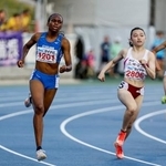　女子４００メートル予選　力走する市川のバログン・ハル（左）＝平和堂ＨＡＴＯスタジアム