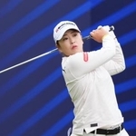 　第１ラウンド、ティーショットを放つ西郷真央＝ロイヤルリザム・アンド・セントアンズＧＣ（共同）