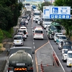 　緊急車両や災害派遣の自衛隊車両も通行し、渋滞する国道３号＝３０日午前８時４７分、熊本県氷川町
