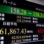 　一時１ドル＝１５８円台を付けた円相場を示すモニター＝３０日夜、東京・東新橋