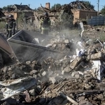 　ロシア軍のミサイル攻撃で破壊されたドニプロペトロウスク州の住宅＝３０日、クリブイリフ郊外（ロイター＝共同）