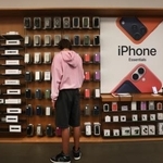 　マンハッタンのアップルストアで商品を眺める客＝３０日、ニューヨーク（ゲッティ＝共同）