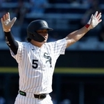 　ヤンキース戦の１１回、ピーターズがサヨナラの押し出し四球を選び、喜ぶホワイトソックス・村上＝シカゴ（共同）