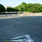　「イオンモール熊本」前の駐車場に供えられた花束＝３１日午前６時４２分、熊本県嘉島町