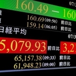 　上げ幅が一時３２００円を超えた日経平均株価を示すモニター＝３１日午前、東京・東新橋