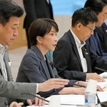 　サイバーセキュリティ戦略本部の会合であいさつする高市首相（左から２人目）＝３１日午前、首相官邸