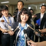 　取材に応じる片山財務相（手前）＝３１日午前、財務省