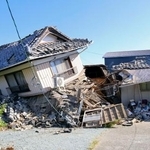 　１階部分がつぶれた中根恵子さんの自宅＝３１日午前８時５６分、熊本県氷川町