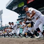 　甲子園練習が始まり、グラウンドに駆け出す社ナイン