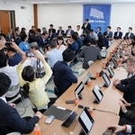 　飲食料品の消費減税について議論する自民党の税制調査会と社会保障制度調査会の合同会議＝３１日午前、東京・永田町の党本部