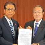 　自民党札幌市支部連合会会長の三上洋右市議（右）から要望書を受け取る札幌市の秋元克広市長＝３１日午前、札幌市
