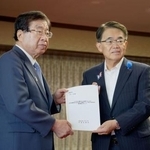 　平口法相（左）に提言を手渡す愛知県の大村秀章知事＝３１日午前、法務省