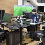 　新たに設けたｅスポーツの強化、研究拠点で練習する日本代表選手ら＝３１日、東京都北区