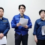 　会談後、記者団の取材に応じる中道改革連合の階幹事長。右は立憲民主党の田名部幹事長、左は公明党の西田幹事長＝３１日午後、国会