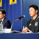 　記者会見するサッカーＵ-２１日本代表の大岩剛監督（右）＝３１日午後、東京都内