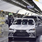 　トヨタ自動車九州宮田工場の「レクサス」生産ライン＝福岡県宮若市