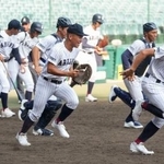 　グラウンドに駆け出す有明高ナイン＝３１日、甲子園球場