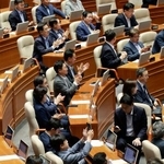 　３１日、韓国国会で、刑事訴訟法改正案の可決を喜ぶ与党「共に民主党」の議員ら（聯合＝共同）