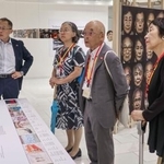 　寄港した世界一周クルーズ船内で洋上特別展を見学する（右から）田中稔子さんと広島県被団協の佐久間邦彦理事長＝２８日午前、広島市