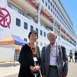 　寄港した世界一周クルーズ船の前に立つ田中稔子さん（左）と広島県被団協の佐久間邦彦理事長＝２８日午後、広島市
