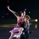 　アイスショー「Ｉｃｅ　Ｂｒａｖｅ-Ａ　ＴＵＲＮＩＮＧ　ＳＥＡＳＯＮ-」で「四季」を披露する本田真凜（左）、宇野昌磨組＝愛・地球博記念公園アイススケート場