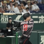　１回巨人１死、松本が左越えに移籍後初本塁打となる先制ソロを放つ＝東京ドーム