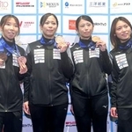 　写真撮影に応じるフェンシング女子フルーレの（左から）上野優佳、菊池小巻、辻すみれ、東晟良＝３１日、東京都新宿区
