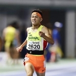 　男子４００メートル決勝（タイムレース）　力走する西京・奥村晃大＝平和堂ＨＡＴＯスタジアム