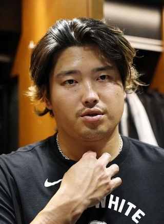 故郷の熊本県で発生した地震について取材に応じる米大リーグ、ホワイトソックスの村上宗隆内野手＝７月２８日、シカゴ（共同）