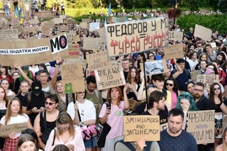 　ウクライナ・キーウでデモ行進する人たち＝７月３１日（共同）