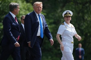 　米ワシントン近郊キャンプデービッドでの閣議を終えたトランプ大統領（中央）＝７月３１日（ゲッティ＝共同）