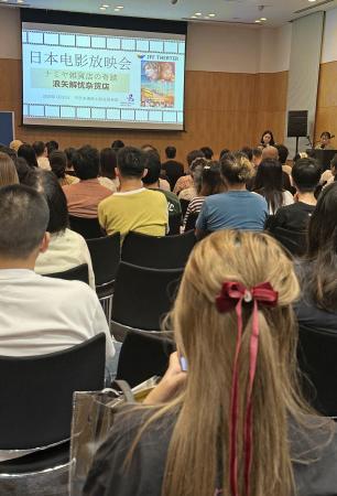 　東野圭吾さん原作の映画「ナミヤ雑貨店の奇蹟」の上映会に集まった中国人ファンら＝７月３１日、中国・上海市（共同）