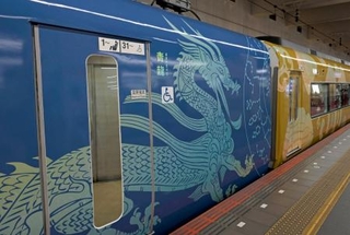　近鉄のラッピング列車「飛鳥・藤原四神ライナー」に施された青龍のイラスト＝１日午前、大阪阿部野橋駅