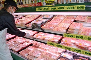 　スーパーの精肉売り場＝７月、東京都練馬区のアキダイ関町本店