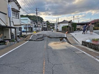 　道路を横切るように現れた断層。手前と奥で段差ができている＝７月２９日、熊本県宇城市（熊本大鳥井真之特任准教授提供）