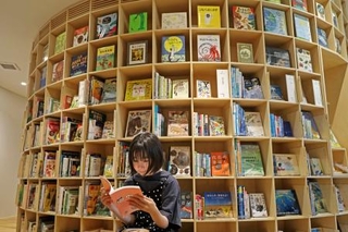 　北海道大札幌キャンパスの図書館「こども本の森」の本棚＝１日午前、札幌市