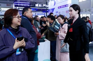 　博覧会で展示されたＡＩが搭載された人型ロボット（手前右）＝３月、北京（共同）