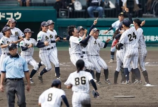 　２年ぶり５度目の優勝を果たし、喜ぶ神戸弘陵ナイン＝甲子園