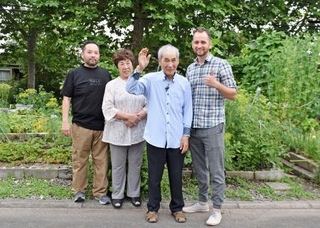 　ウクライナから来日した孫のデニスさん（右端）と写真に納まる降籏英捷さん（右から２人目）ら＝７月、北海道旭川市