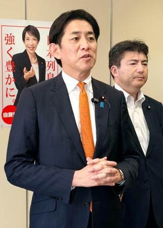 　記者団の取材に応じる自民党の小林政調会長＝１日午後、長崎県佐世保市