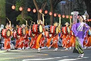 　「盛岡さんさ踊り」が開幕し、華やかな舞を披露する踊り手たち＝１日午後、盛岡市
