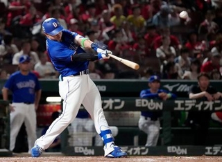 　５回中日２死、細川が右中間にこの試合２本目の本塁打を放つ＝マツダ