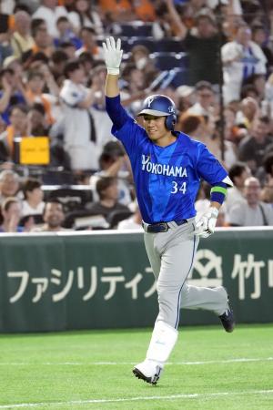 　２回、先制の満塁本塁打を放ち、笑顔で本塁に向かうＤｅＮＡ・宮下＝東京ドーム